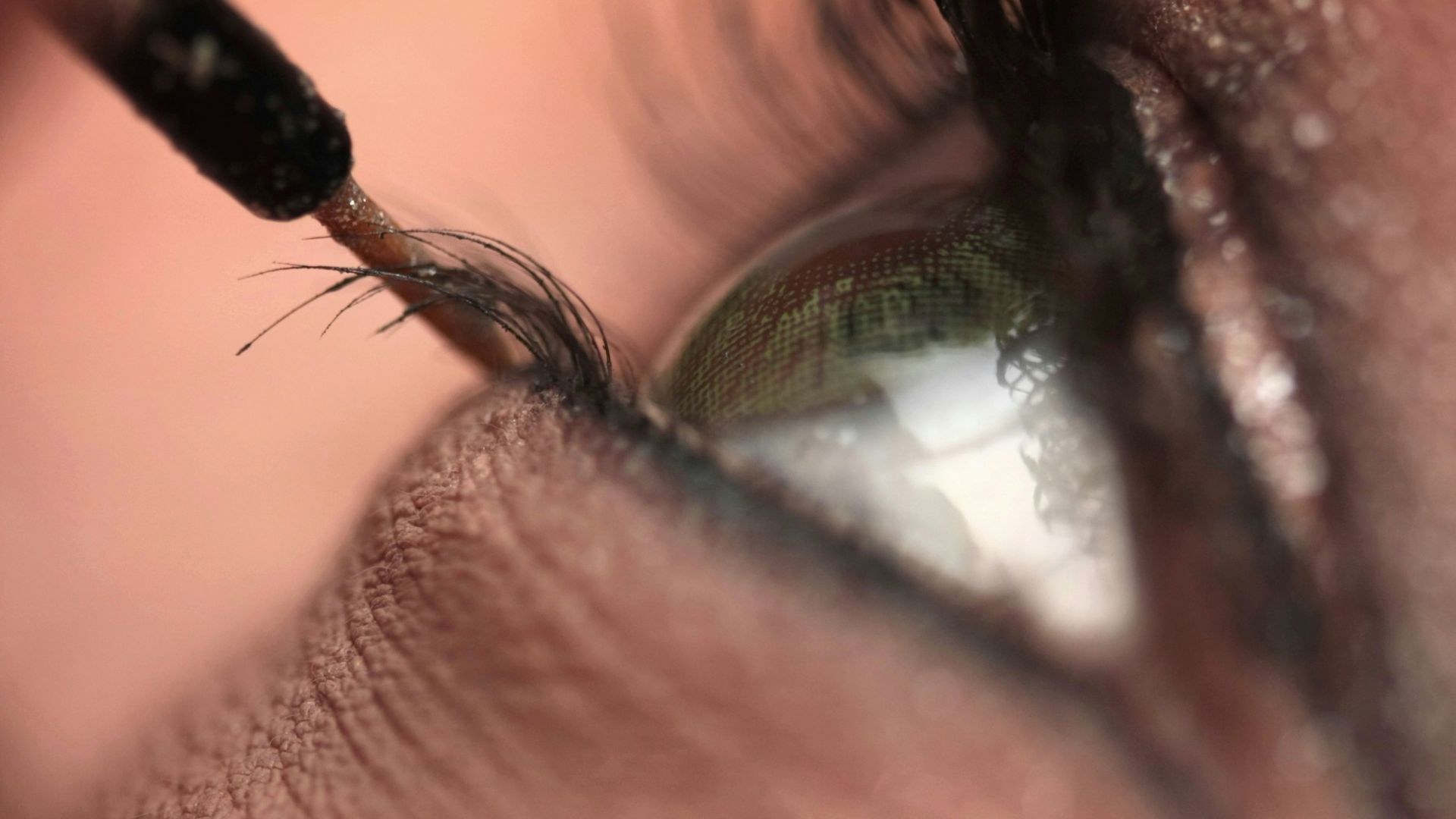 11. Un trait d'eyeliner fin plutôt qu'une virgule prononcée