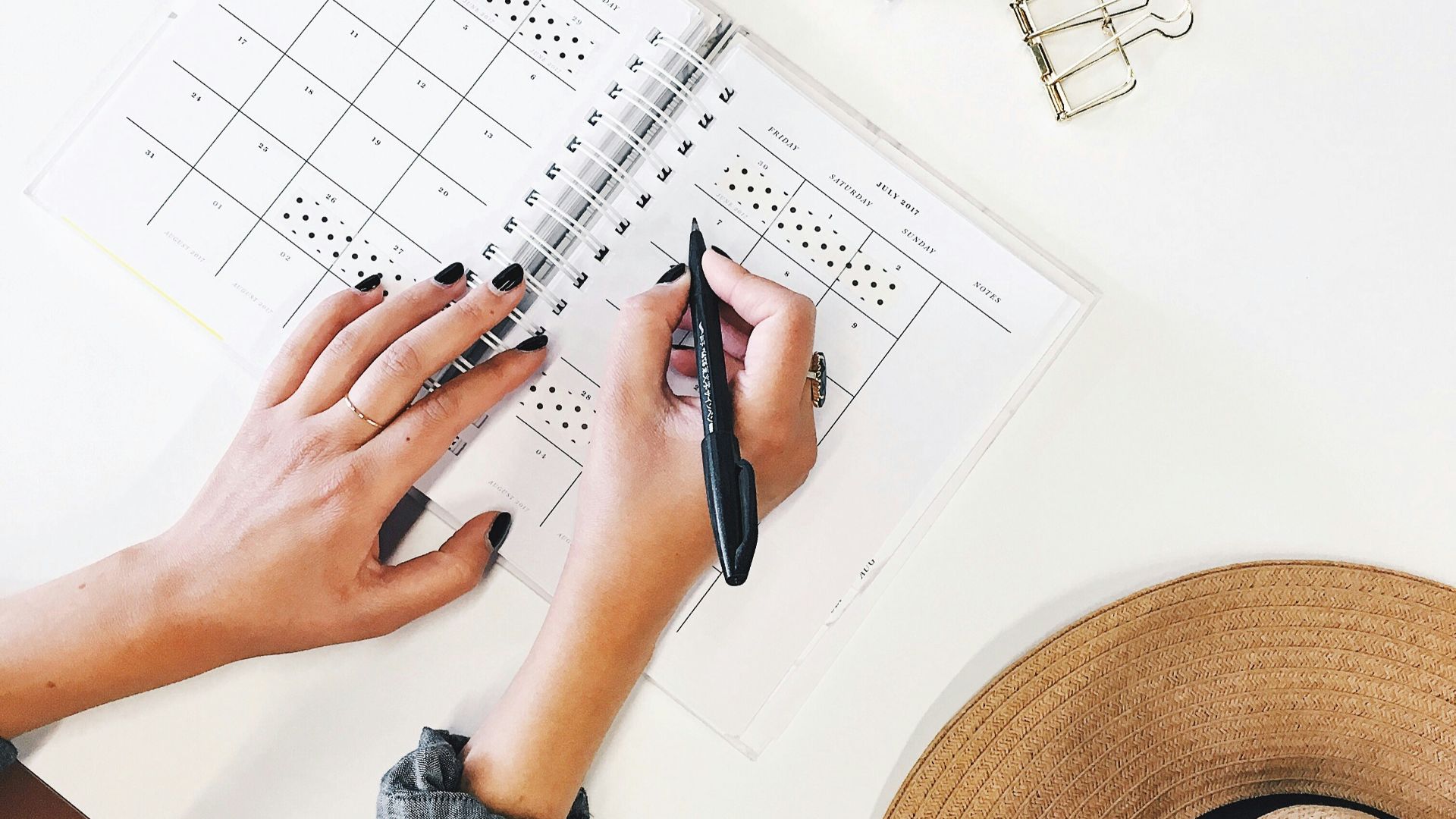 9. Il te fait porter la responsabilité de chaque événement spécial