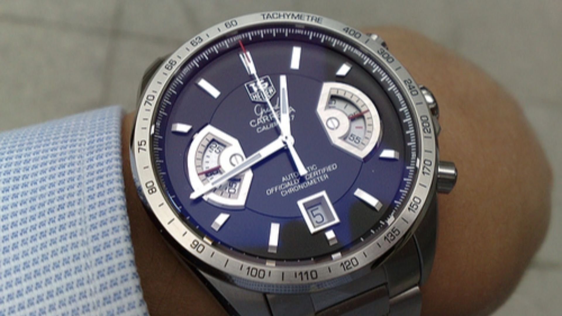 8. La Heuer Carrera : des détails qui ne collent pas tout à fait