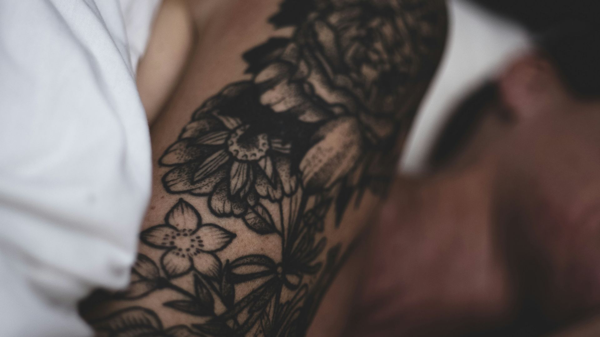 10. Manches à motifs floraux sombres