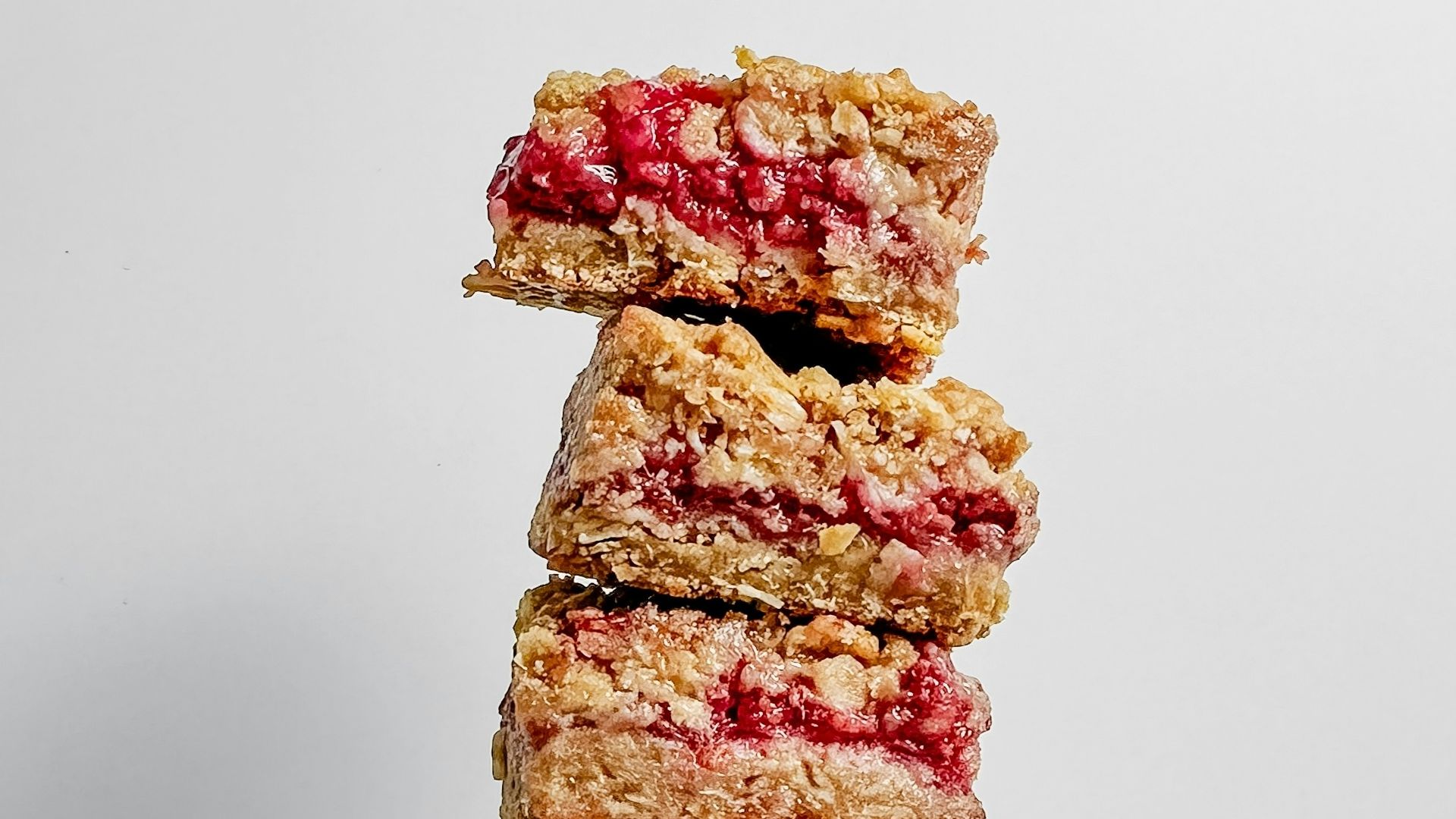 13. Barres crumble aux framboises et aux amandes