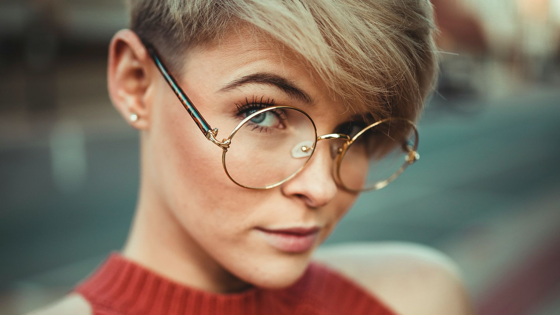 19. Coupe « pixie » blanche avec une frange plus longue