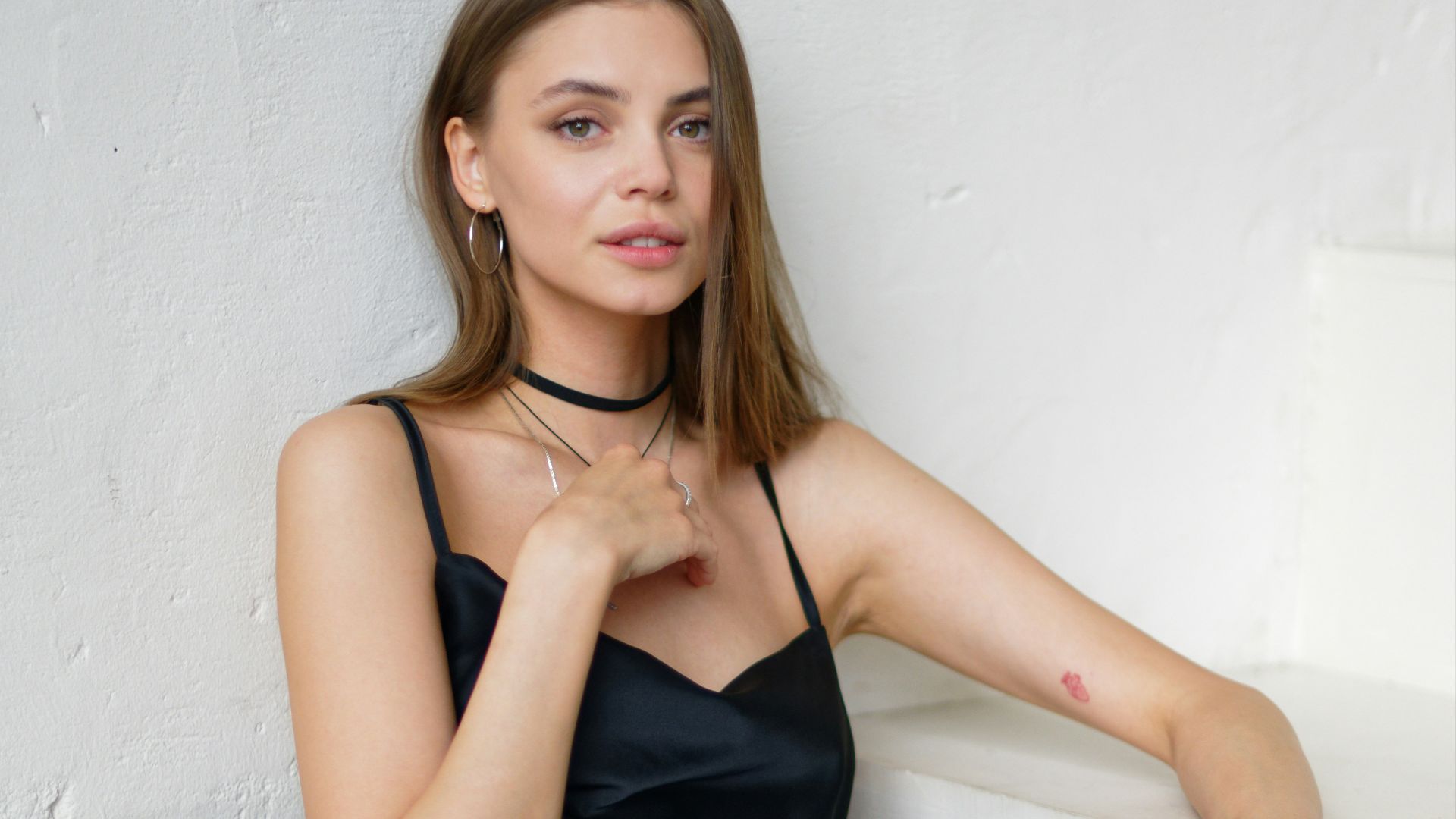 15. Petite robe noire ornée de perles