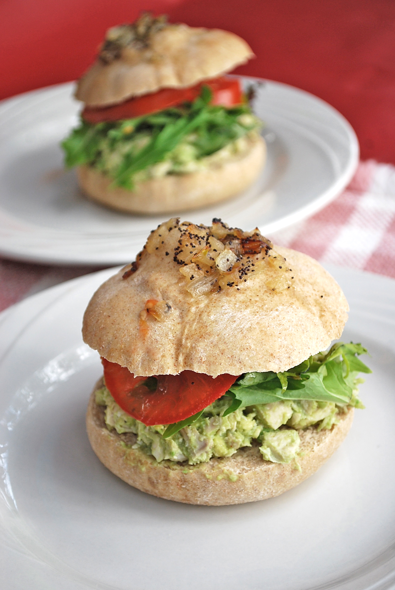 Bialys à la salade de poulet et avocat