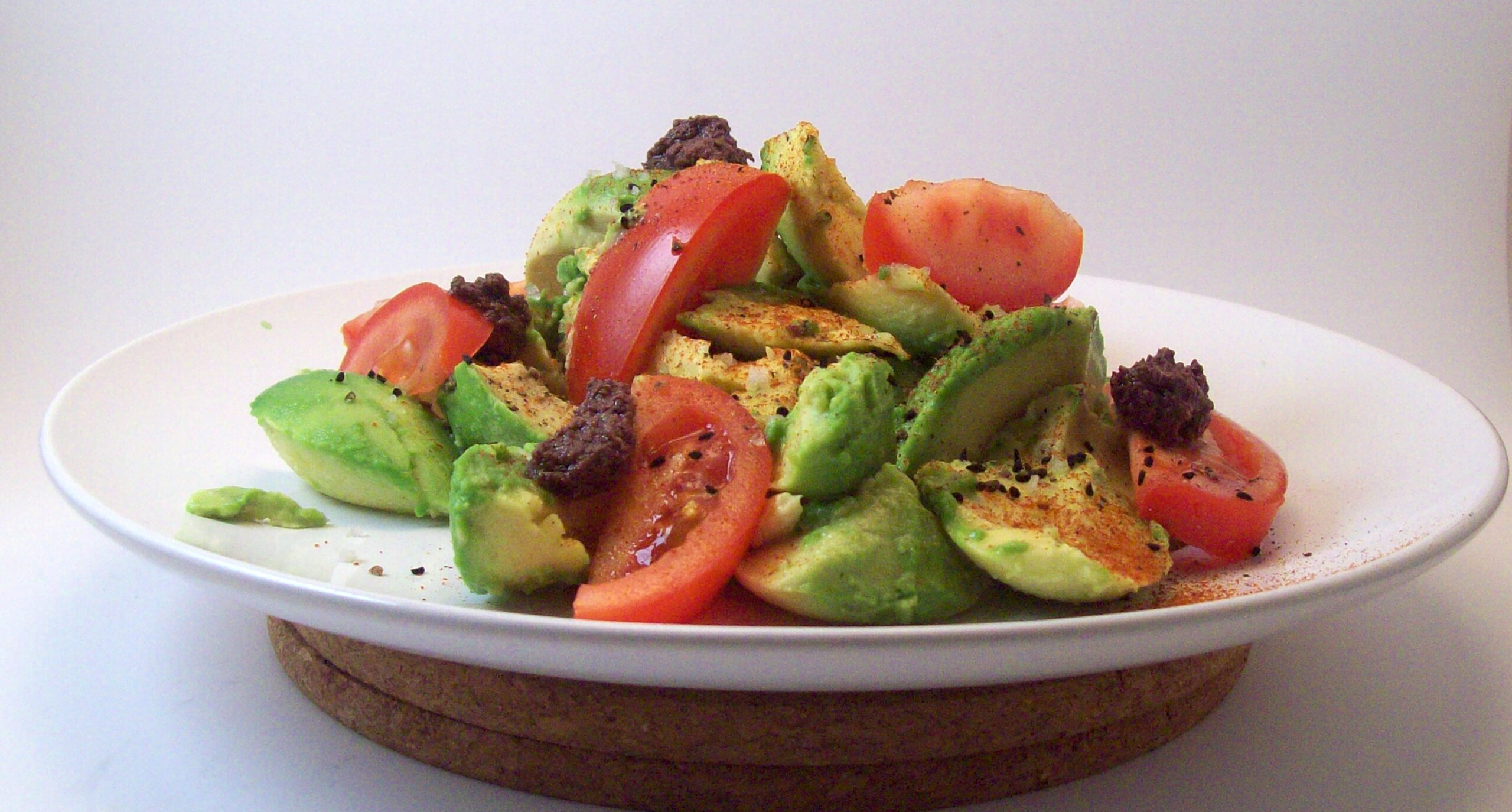 Salade d'avocats et tomates aux épices