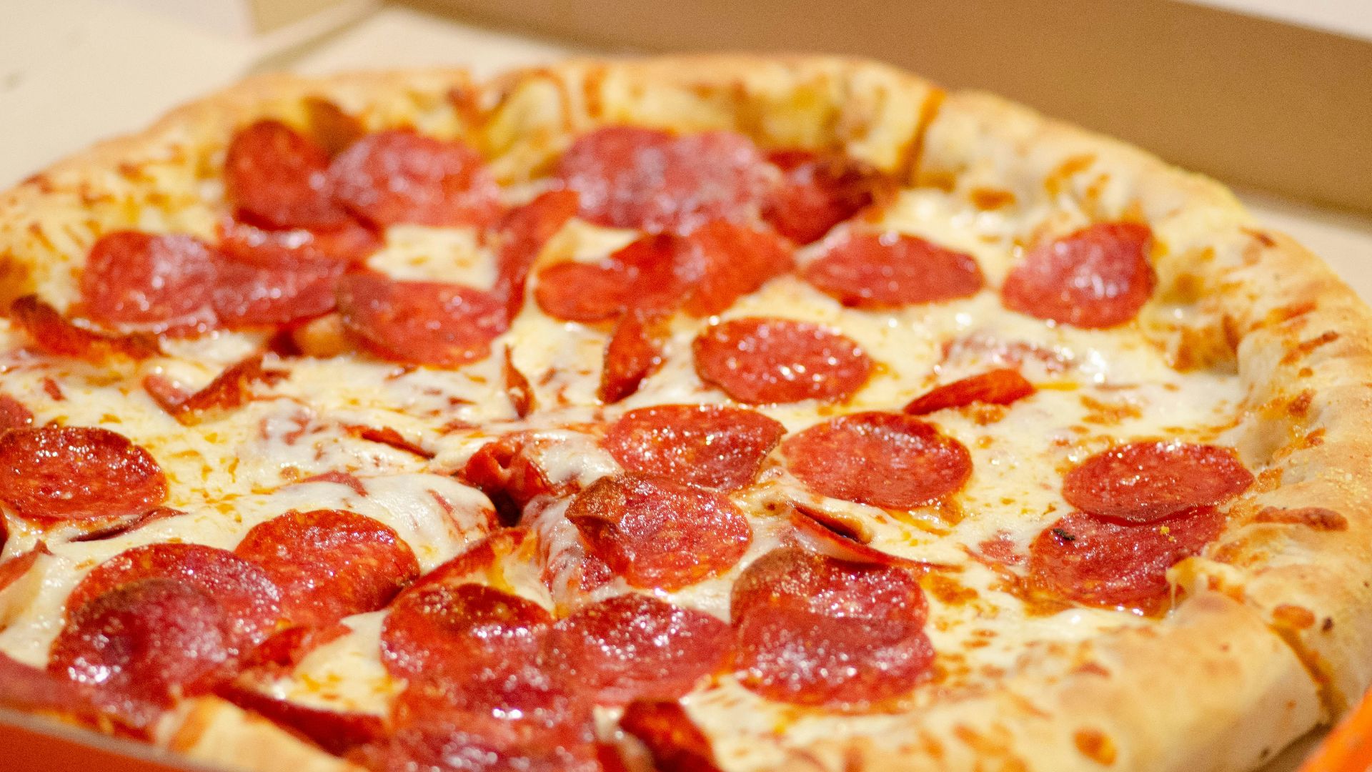 2. La pizza à croûte farcie au hot-dog de Pizza Hut