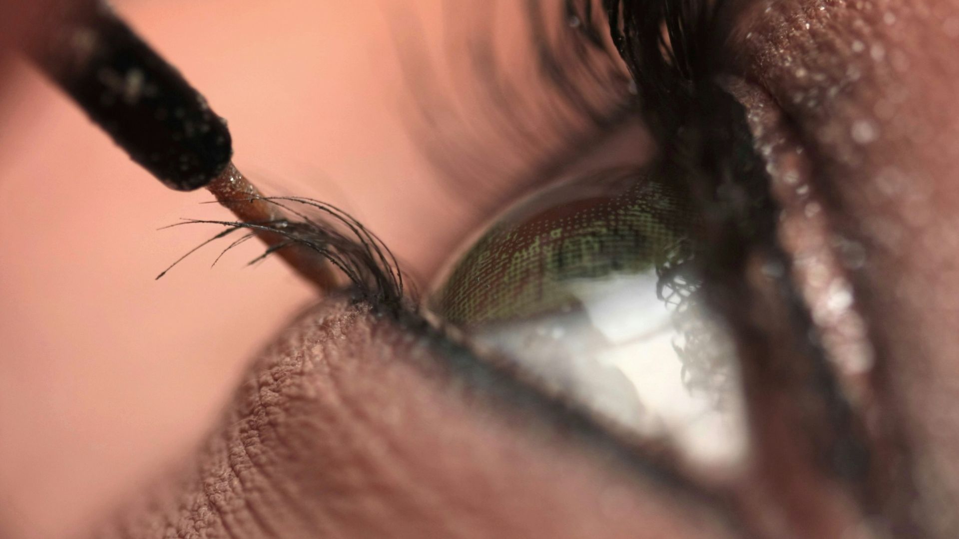 1. Un trait d'eyeliner noir bien marqué tout autour des yeux