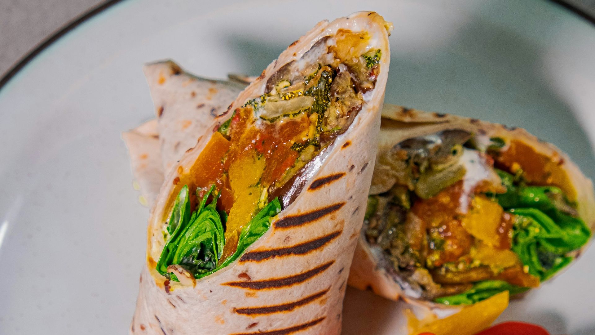 17. Wrap au houmous et aux légumes rôtis