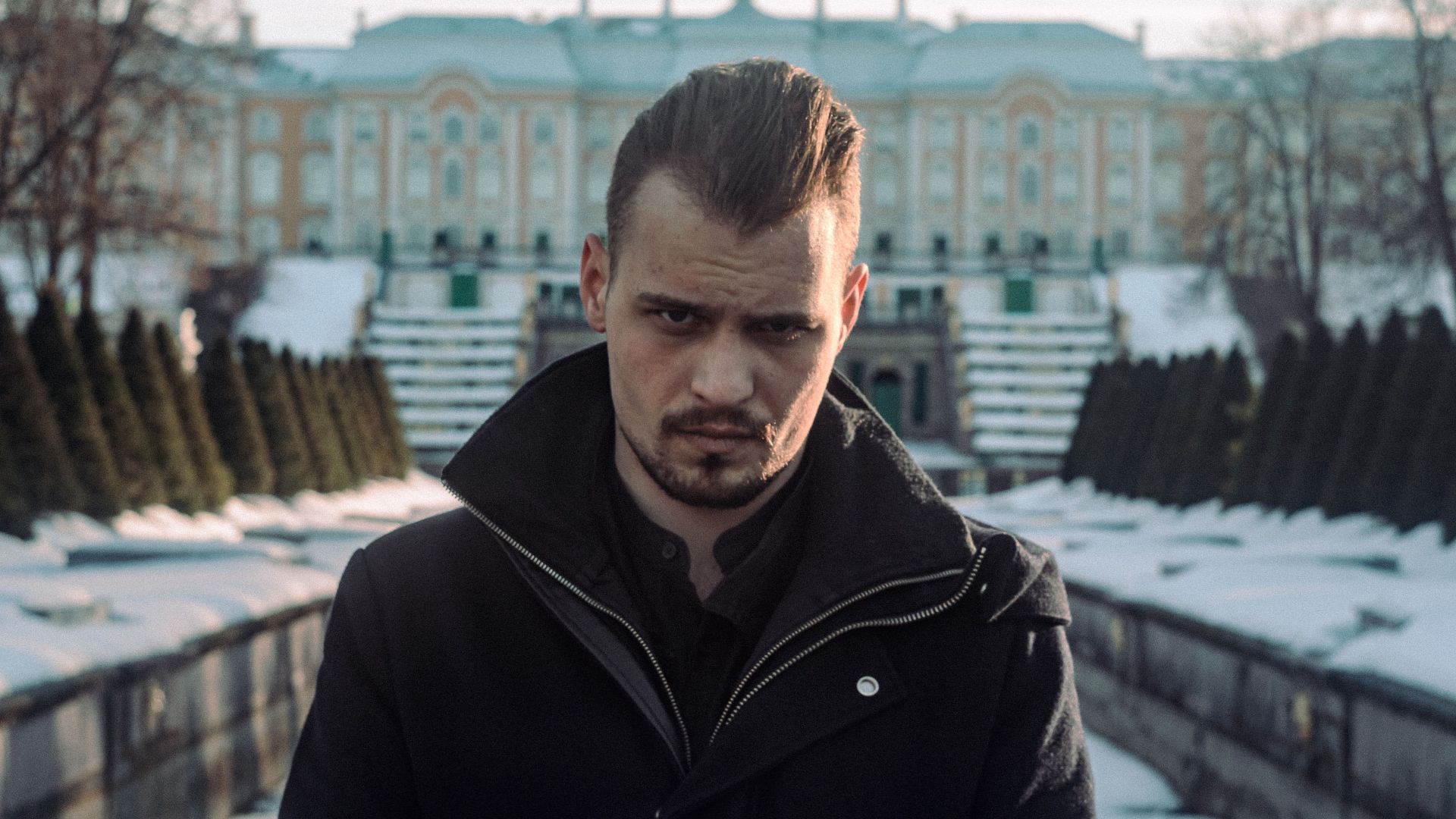 9. Cheveux lissés vers l'arrière avec une raie bien marquée