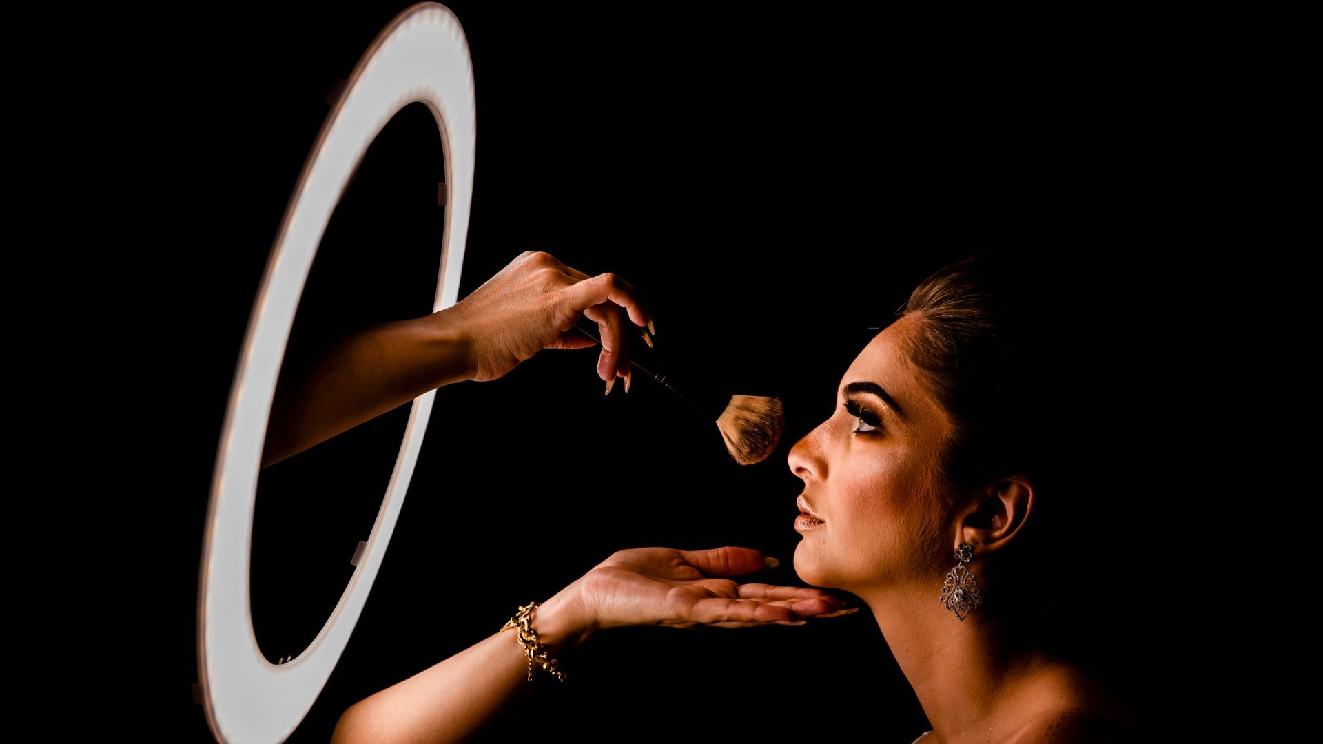 10. Les anneaux lumineux aplatissent les contours du visage