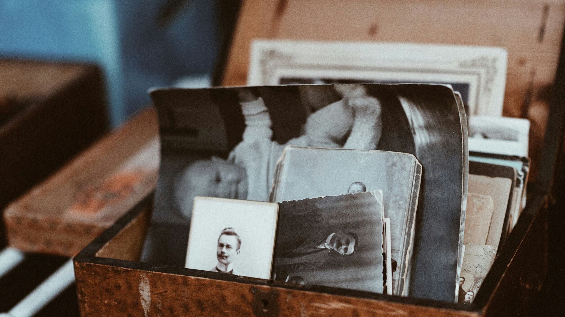 3. Un homme âgé a choisi la photographie de Margaret Cook