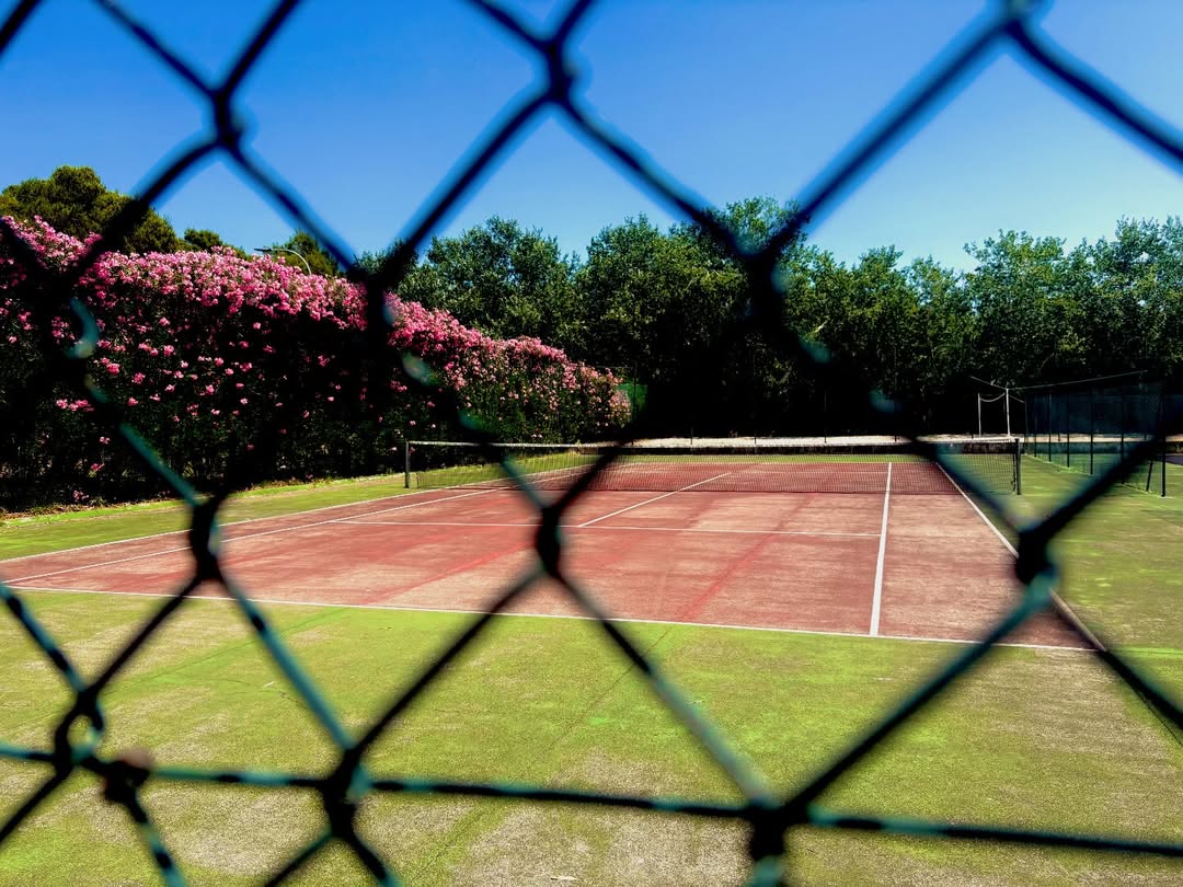 Un terrain de tennis
