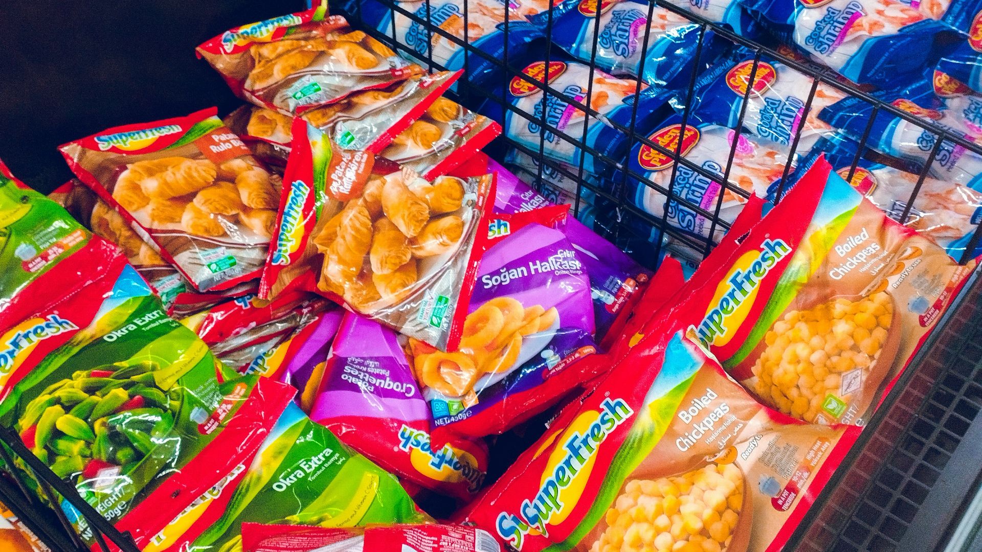 17. Secouer les emballages de produits surgelés