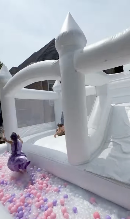 Un saut endiablé dans le château gonflable