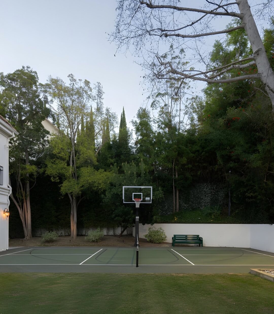 Le terrain de basketball