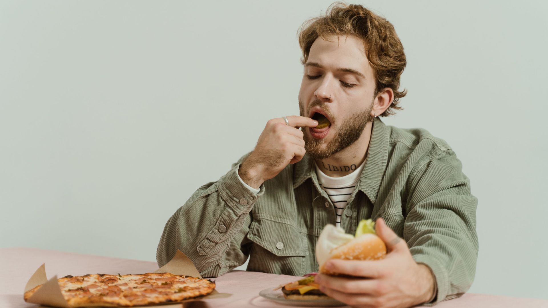 10 signes qui montrent que vous mangez trop vite et 10 façons de ralentir