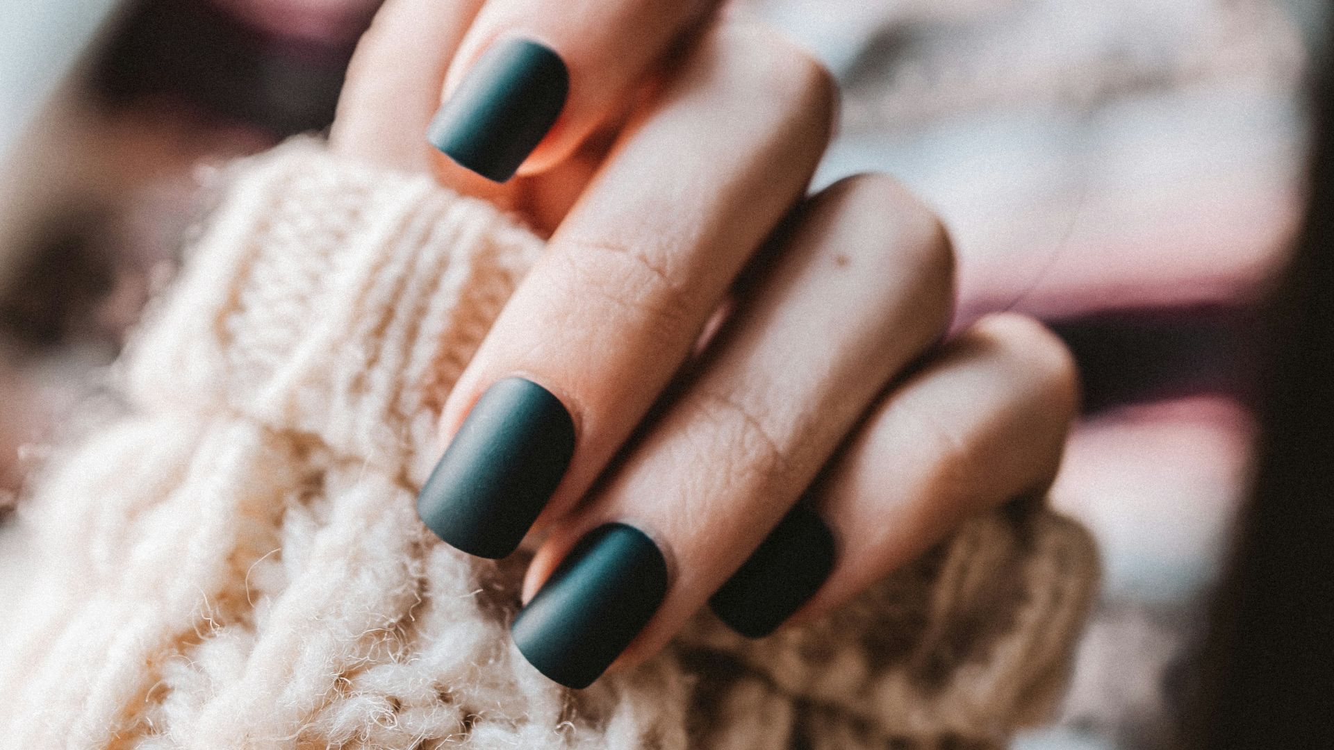 6. Ongles noirs mats