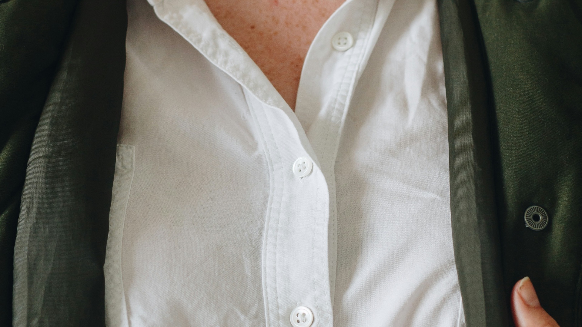 10. Porter une chemise froissée ou qui dépasse du pantalon
