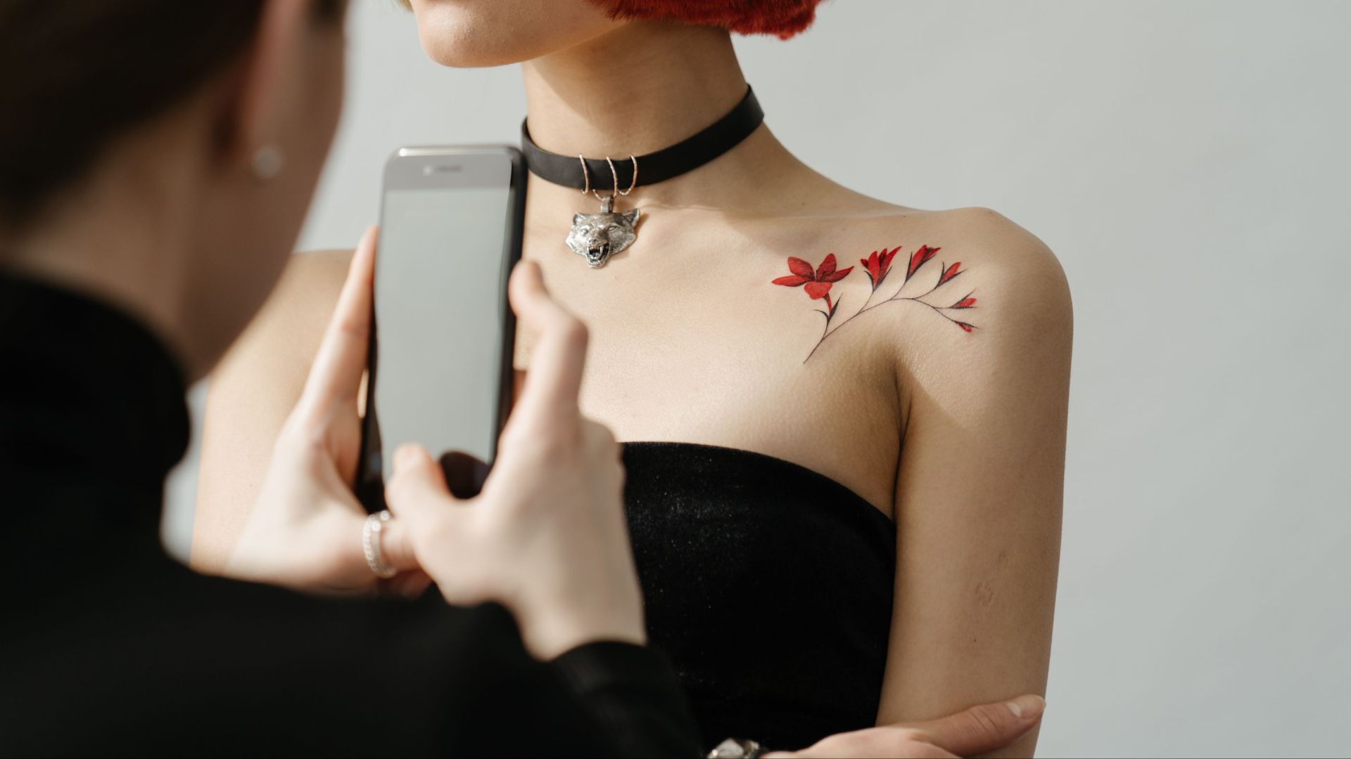 9. Les tatouages à l'encre rouge, très tendance