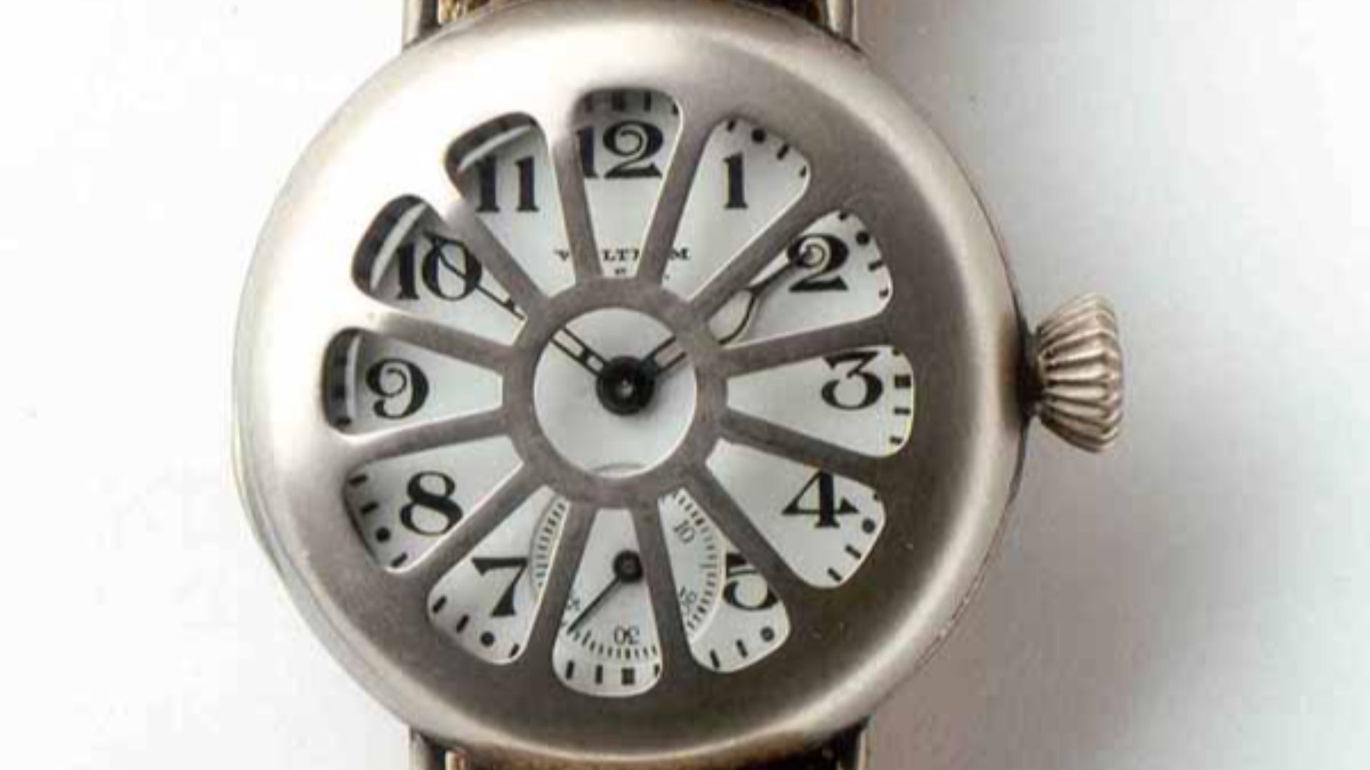 7. La montre Waltham Trench dont le revêtement luminescent s'écaille