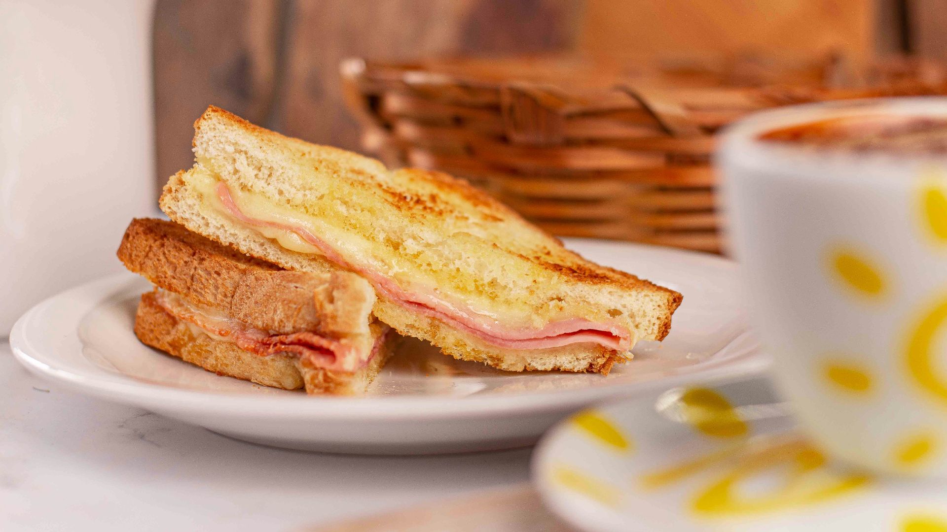 4. Sandwich au jambon et au fromage suisse fondu