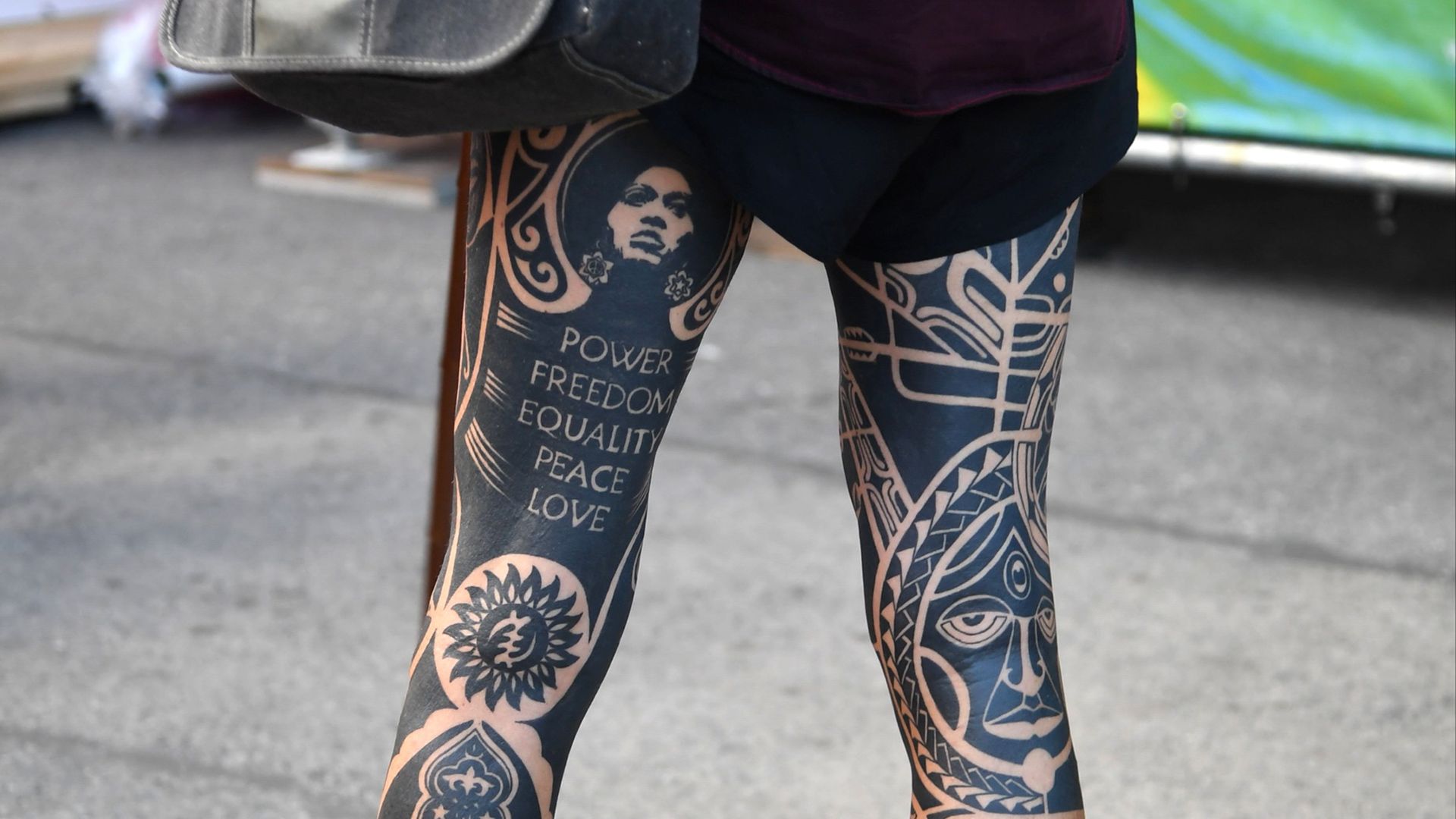 6. Les tatouages « blackout »