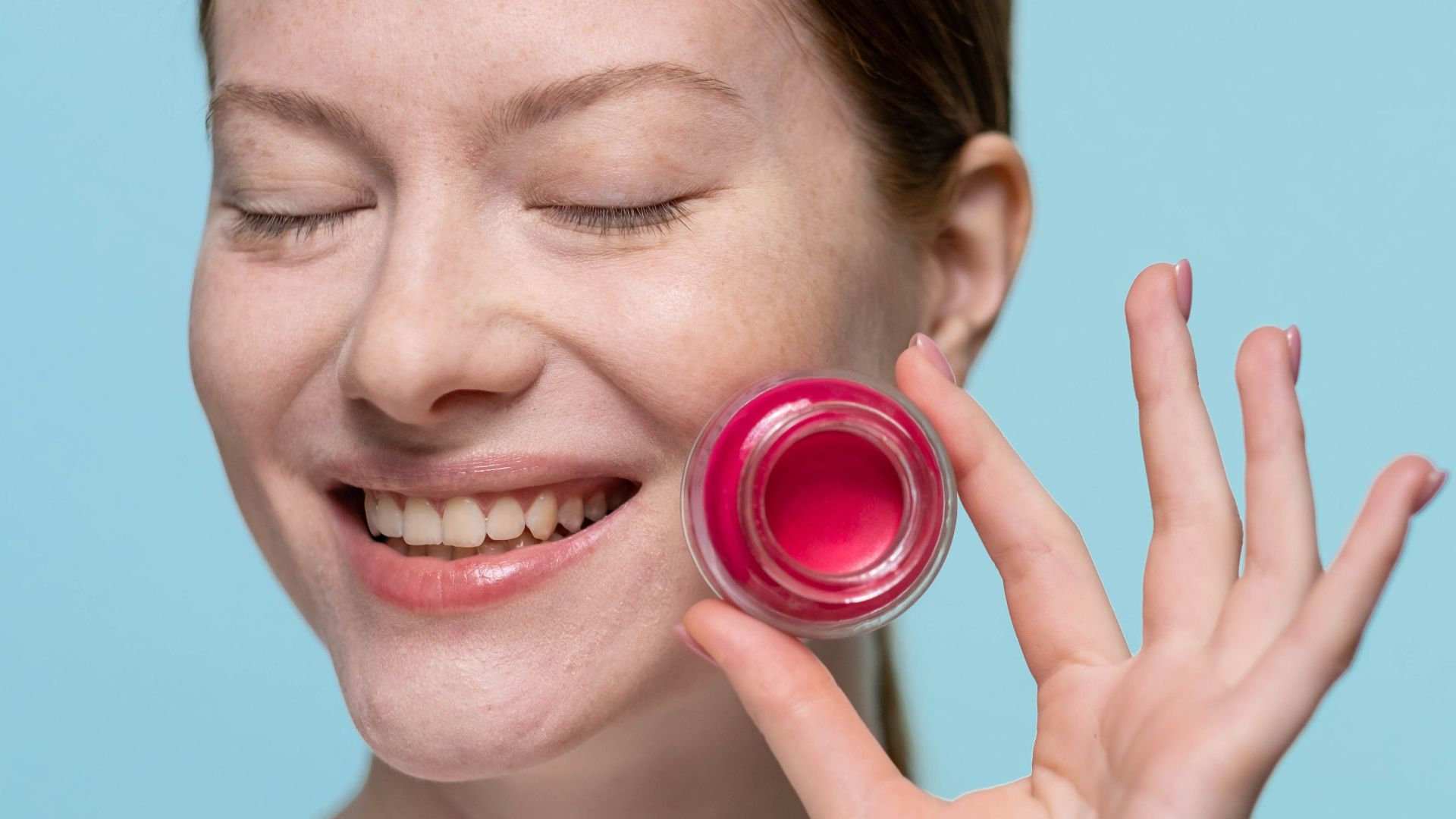10. Blush crème estompé vers le haut à partir de la pommette