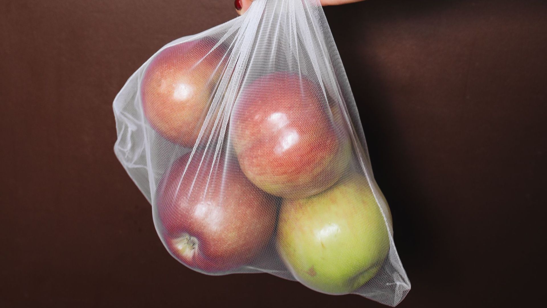 6. Peser les sacs de fruits et légumes à prix fixe