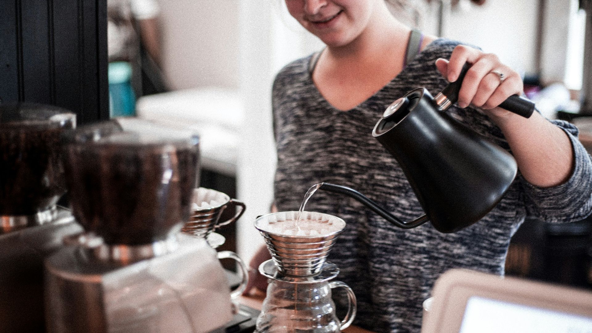 11. Elle se souvient de la façon dont il prend son café
