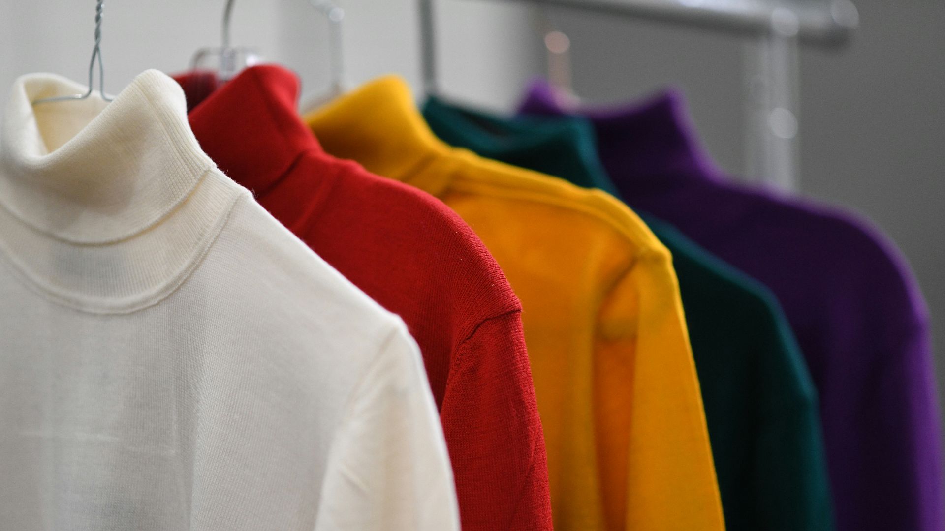 2. Cols roulés épais et jupes midi en satin
