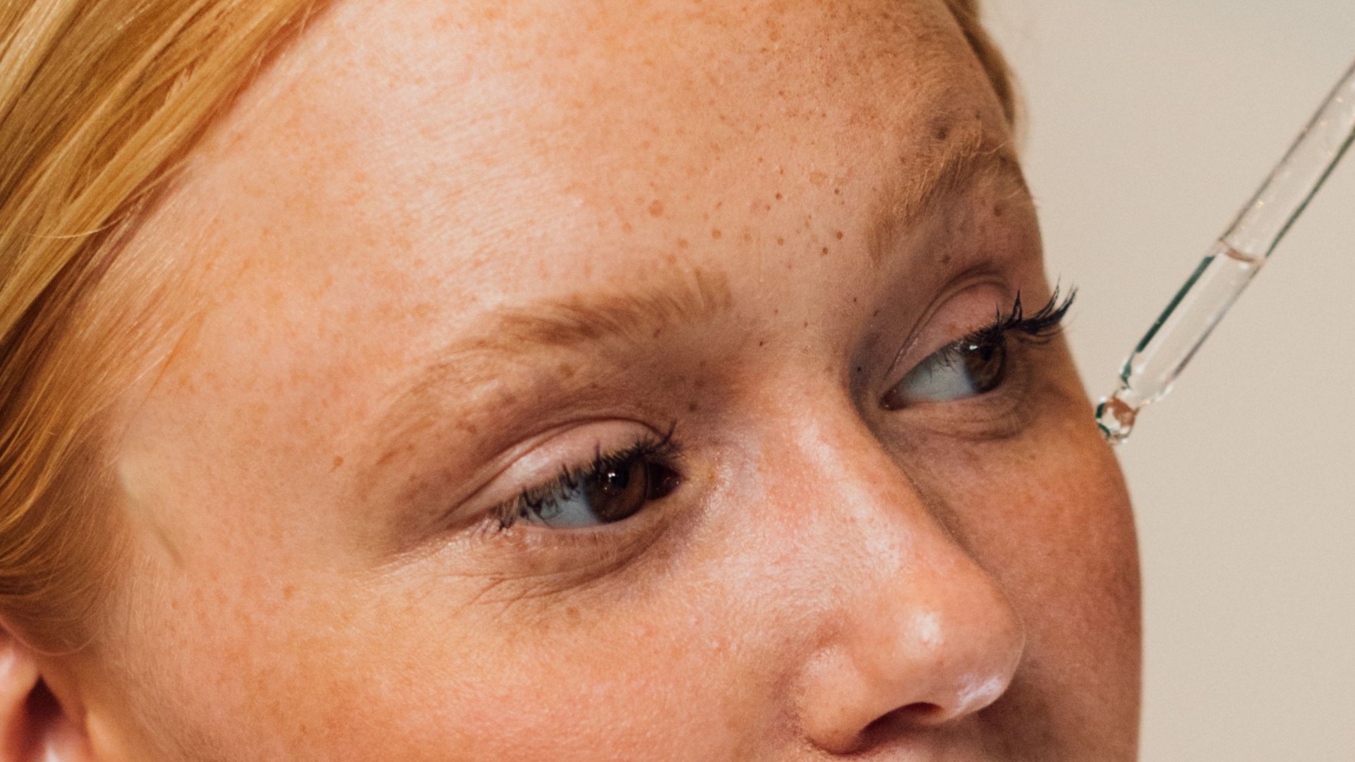 4. L'appliquer autour des yeux sans précaution