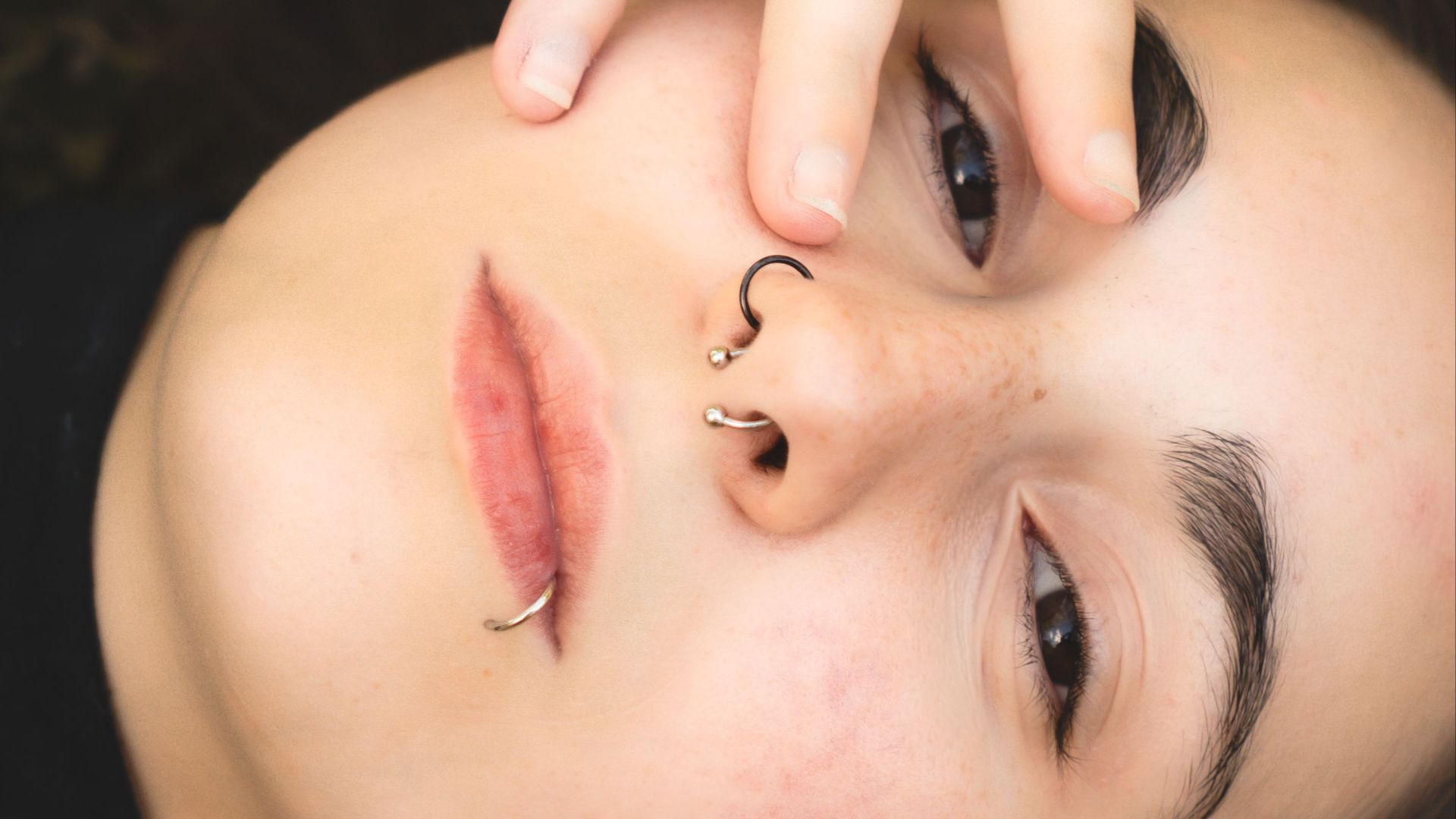 18. Un piercing au labret latéral