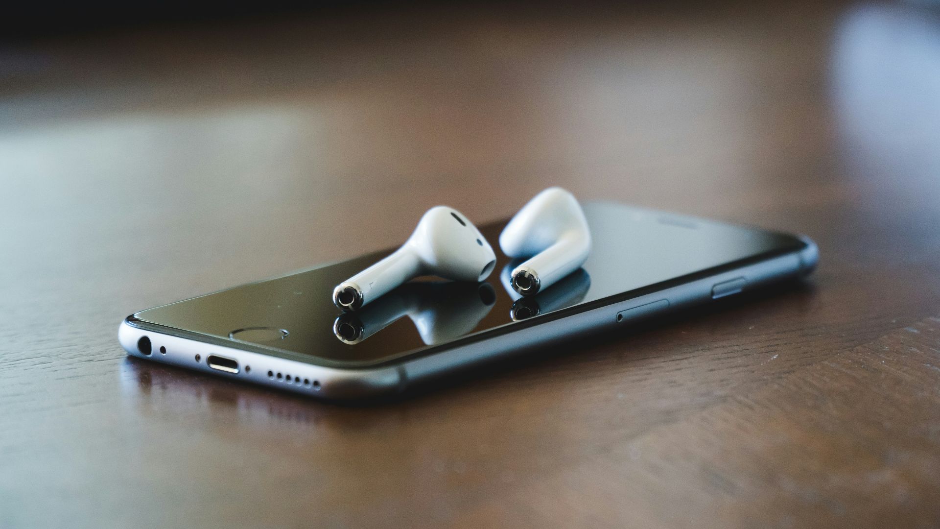 12. S'il range son téléphone