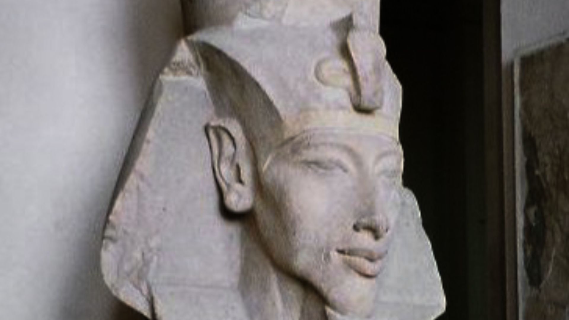 17. Akhenaton