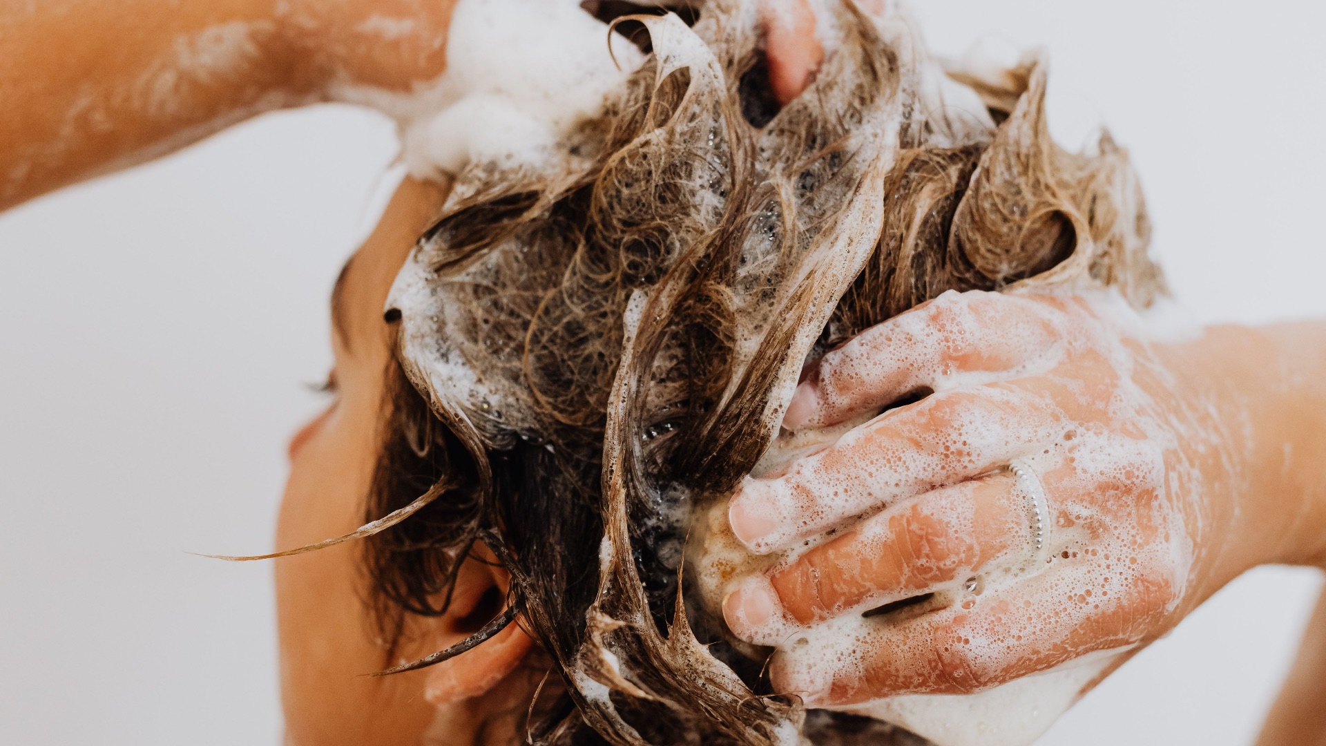 7. Se laver les cheveux tous les matins sans exception