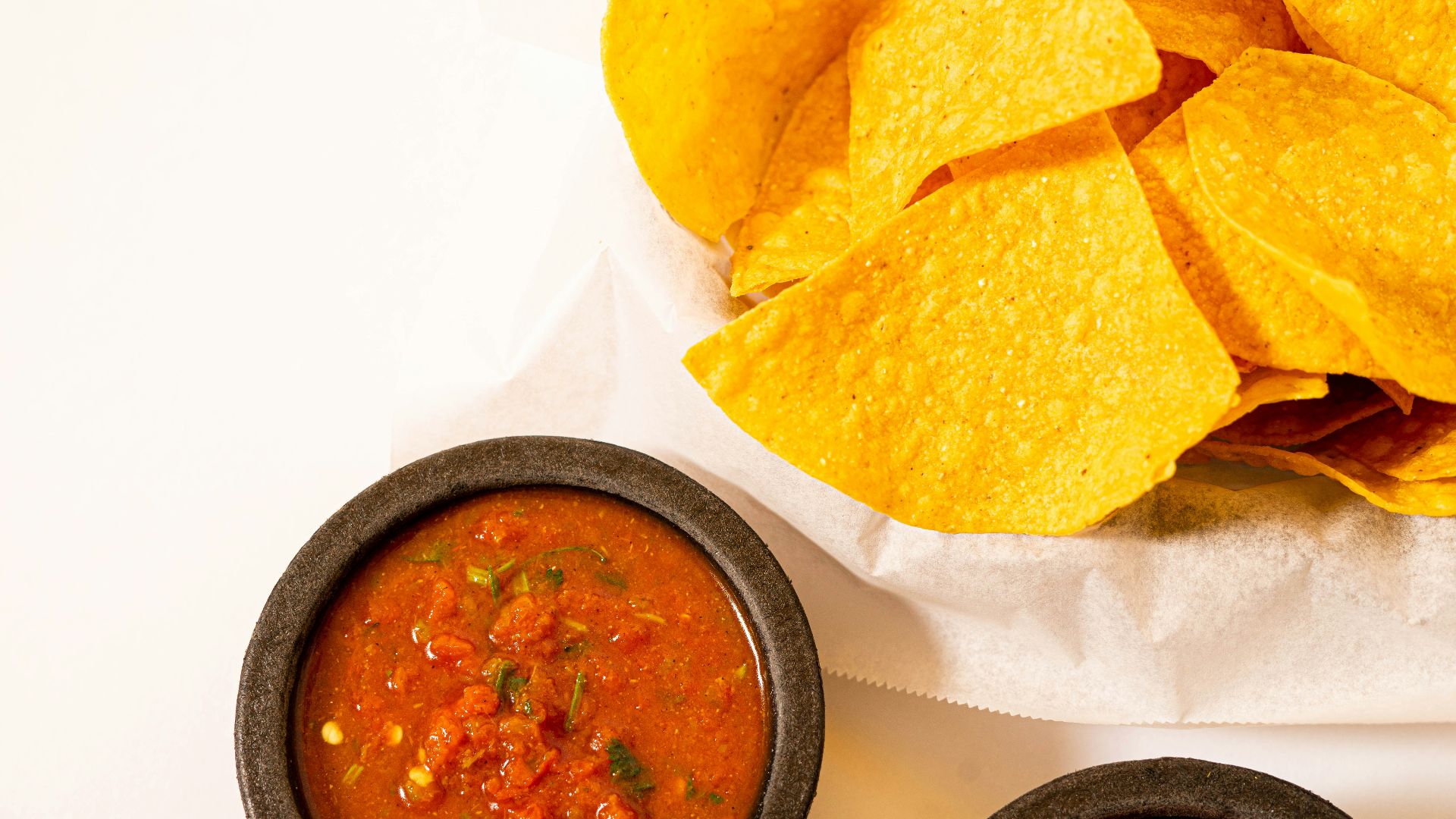 9. Chips de tortilla cuites au four accompagnées de salsa