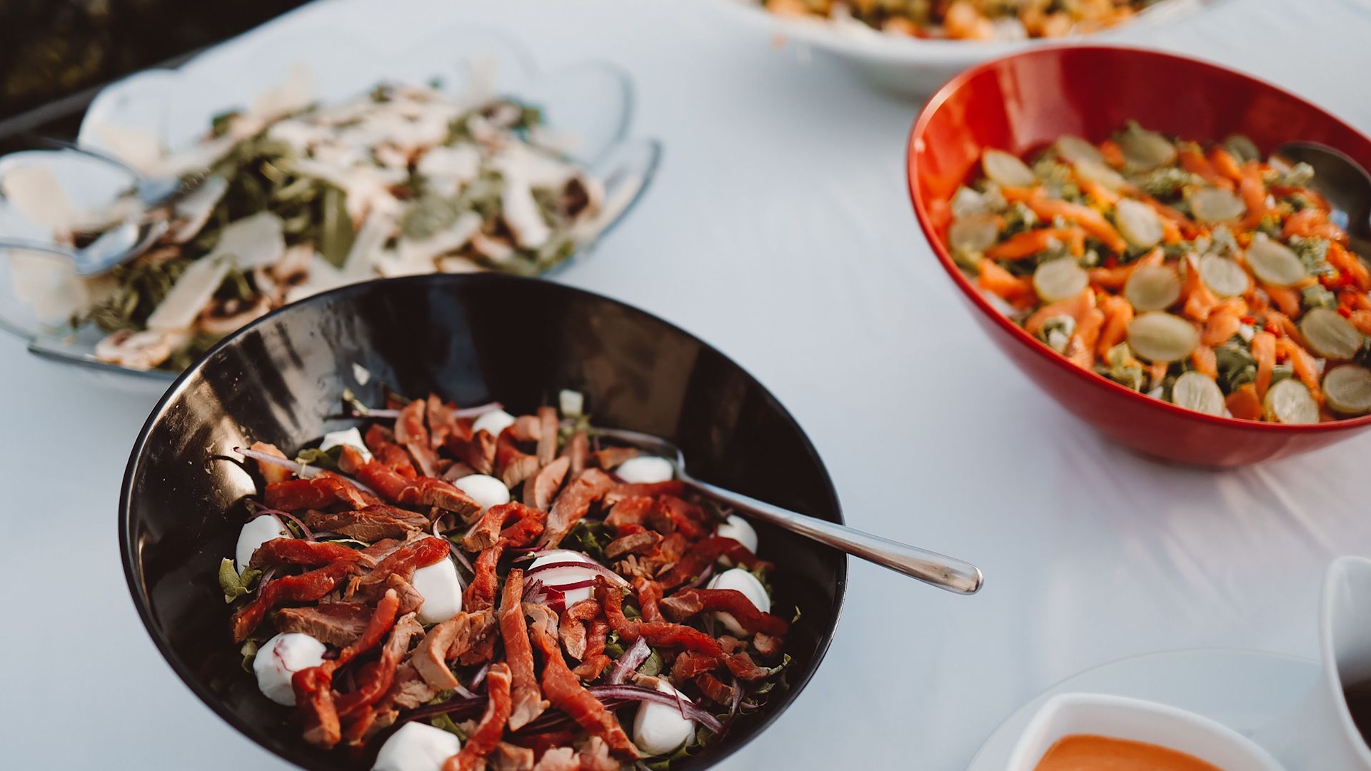 7. Ne trempez pas deux fois votre nourriture dans la sauce et n’utilisez pas vos propres couverts