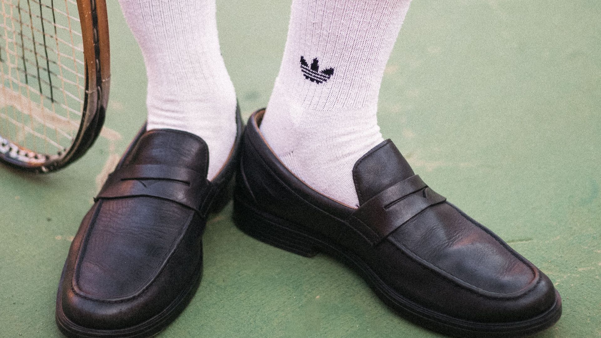 2. Des chaussettes de sport blanches avec des chaussures de ville