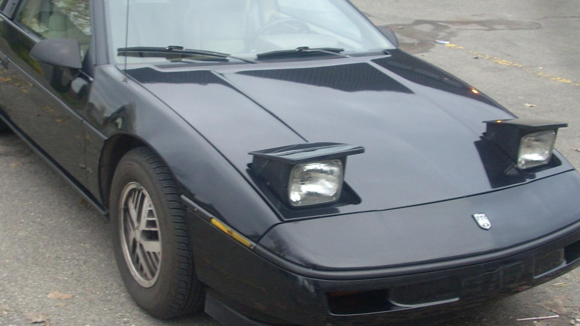 4. Pontiac Fiero : un design futuriste aux performances limitées