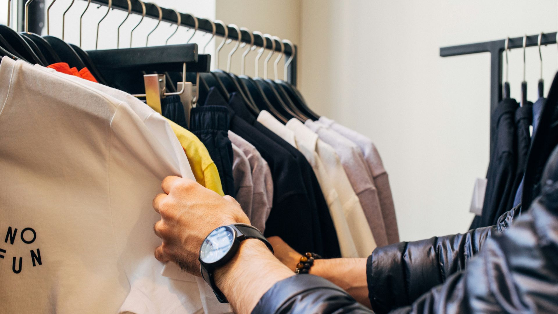 10. Remplacer ses vêtements au lieu de les réparer