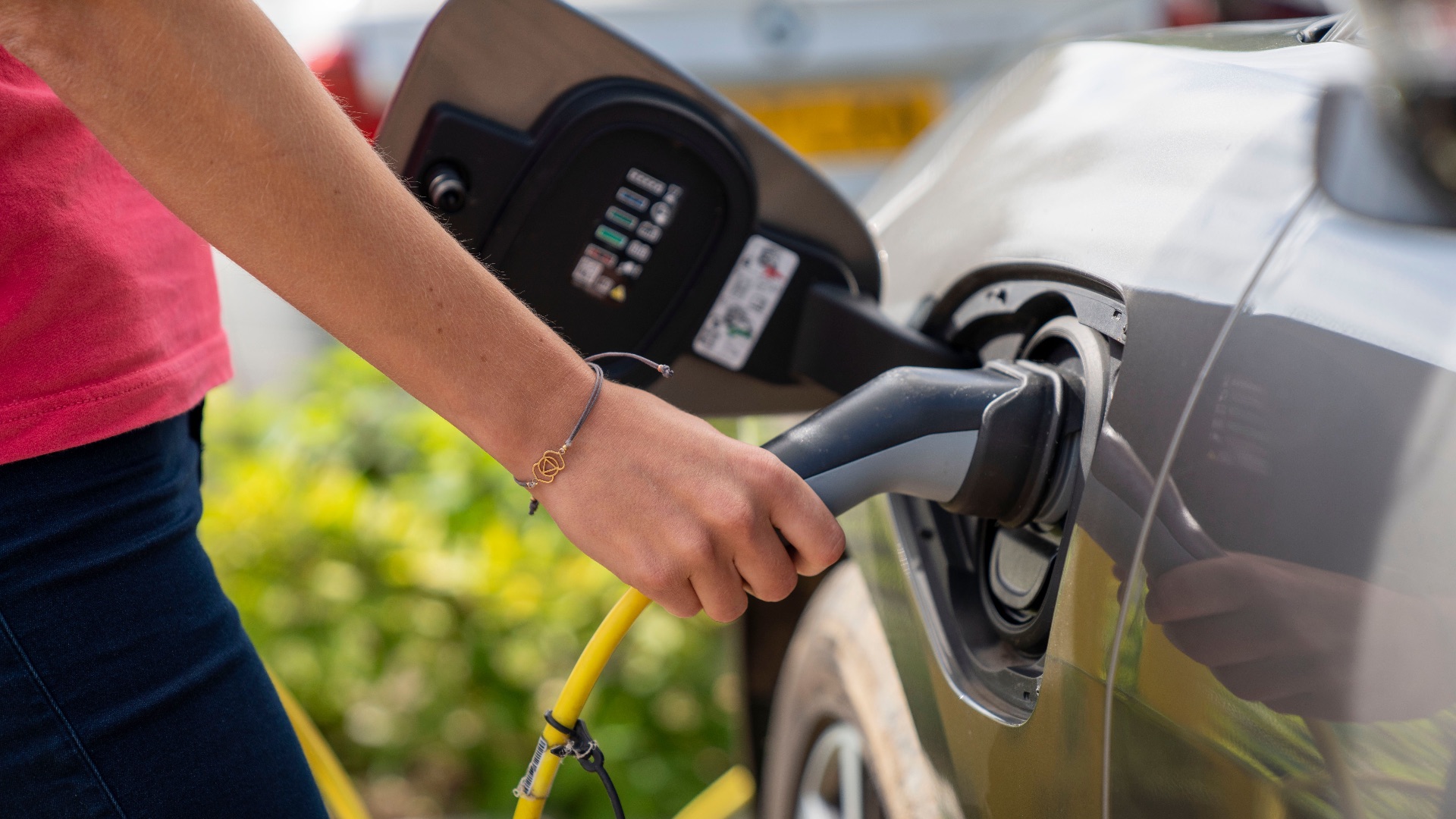 10 raisons pour lesquelles les véhicules hybrides sont meilleurs que les voitures électriques, et vice versa