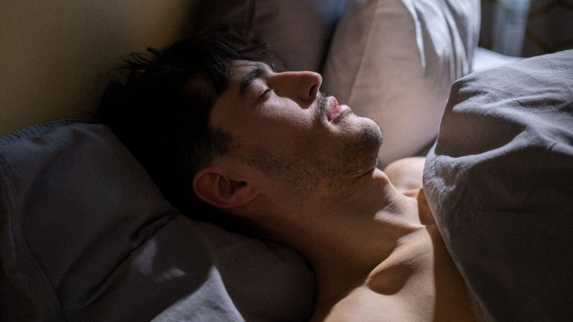 7. Dormir sur le dos, les deux jambes tendues