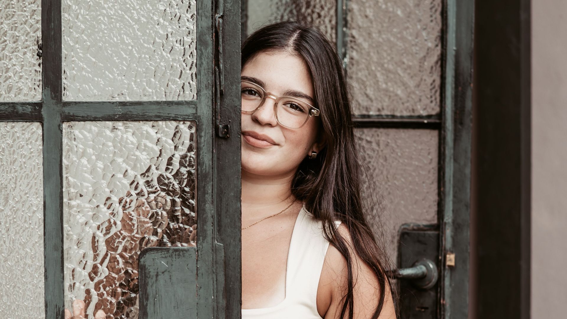 14. Elle l'accueille comme s'il comptait vraiment pour elle