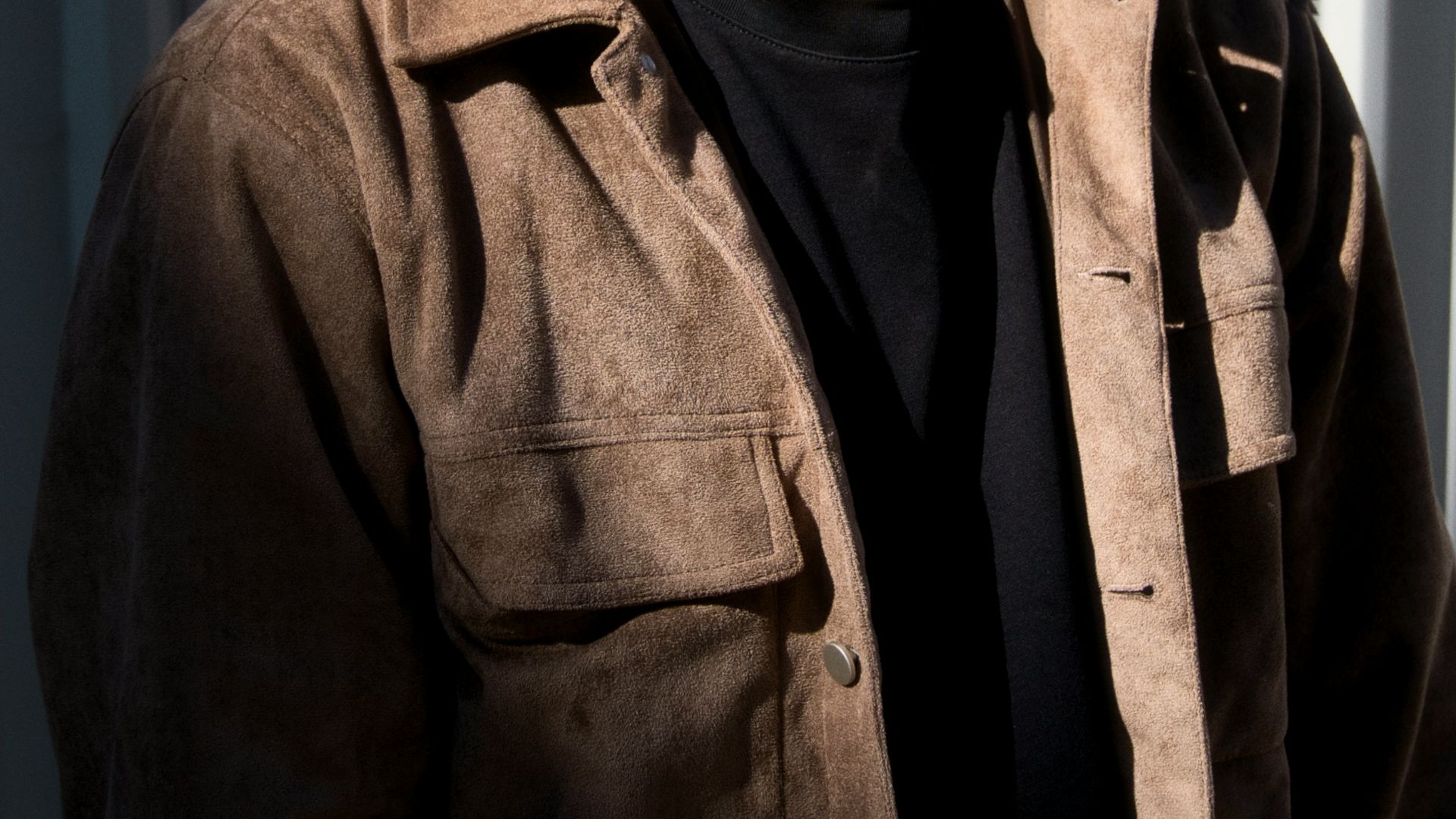 16. Veste en daim et jean délavé foncé