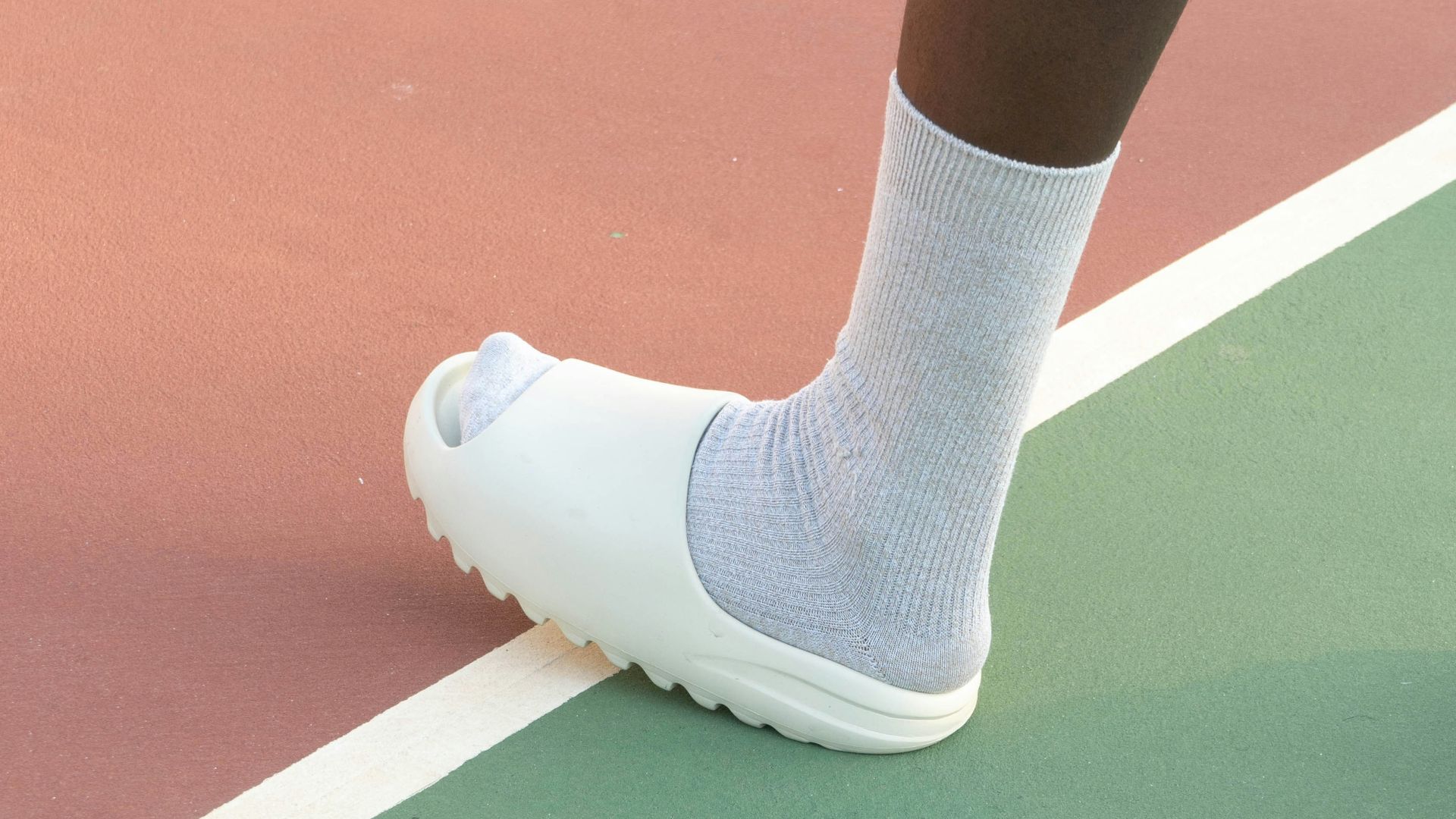12. Des chaussettes avec des tongs usées
