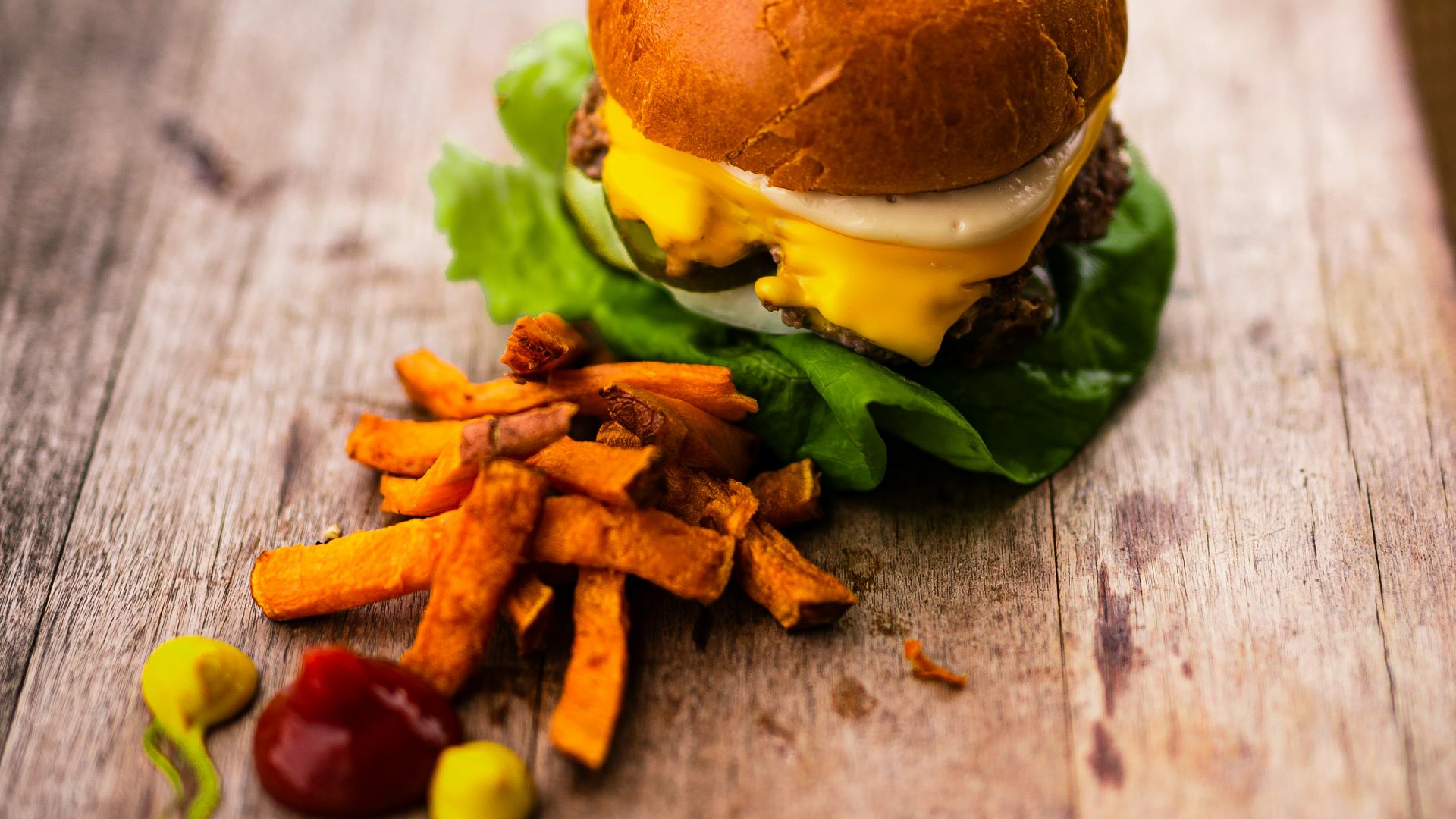 13. Burgers à la dinde accompagnés de frites de patate douce