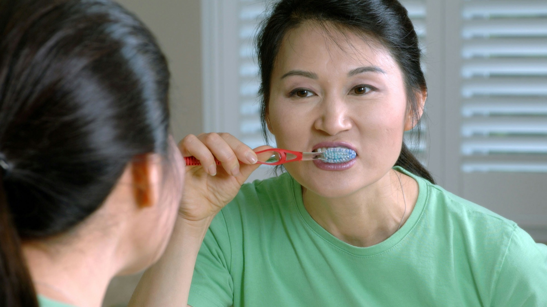 7. Arrêtez de vous rincer les dents juste après le brossage