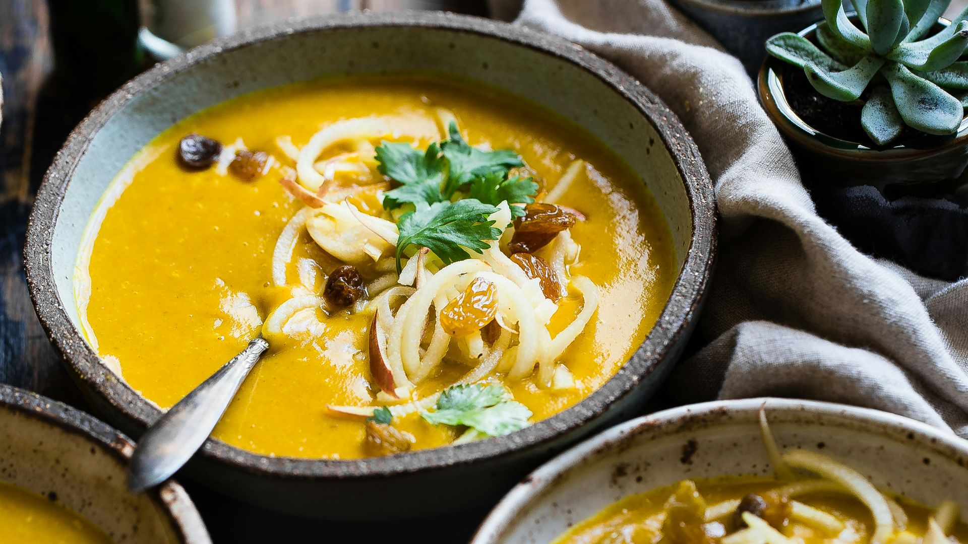 13. Soupe de légumes au curry et à la noix de coco