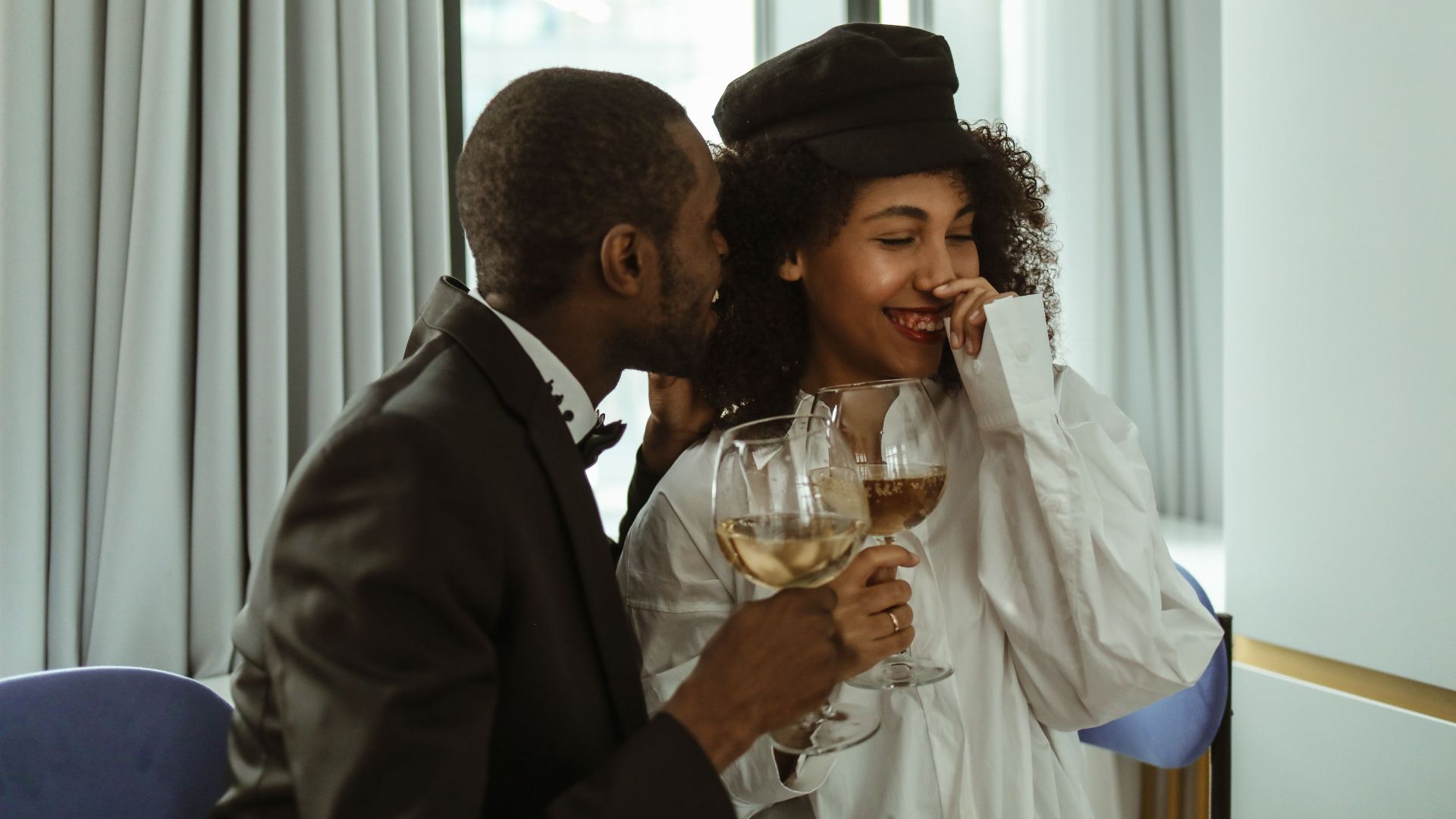 7. Ils trouvent des prétextes pour prolonger la conversation