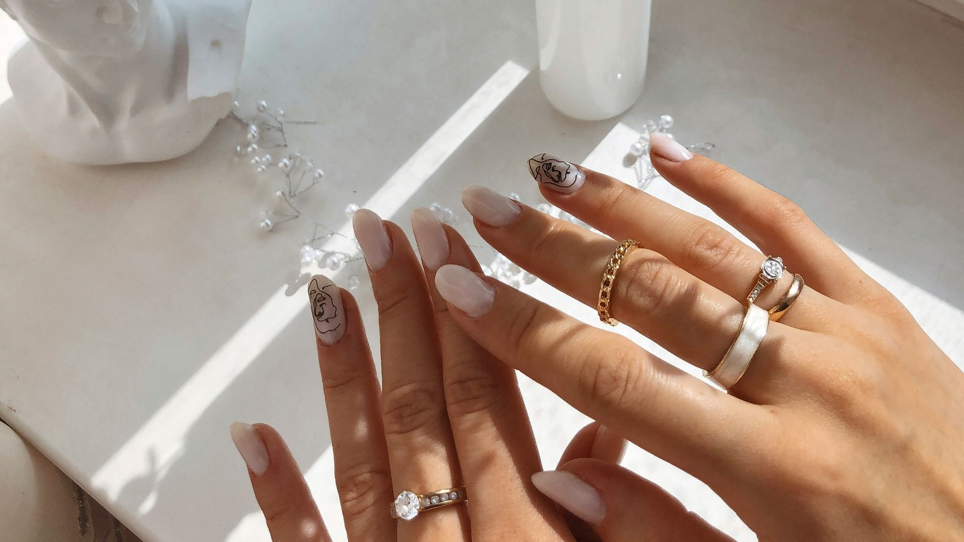 9. Ongles blancs en forme d'amande